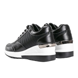 Sorte skinnende sneakers på Mara -kilen 1