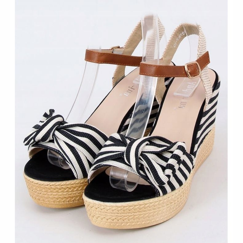 Sorte sandaler på en sort stribet kile A89907 Sort beige brun 1