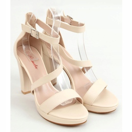 Sandaler på den beige platform S-839 Beige 1
