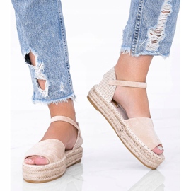 Beige sandaler på Pearl River platformen 1