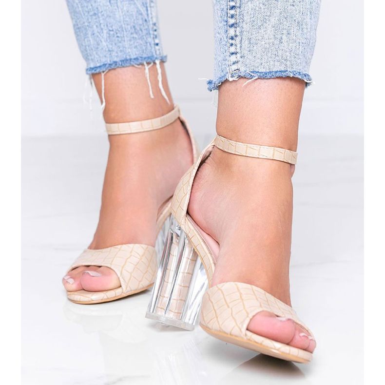 Beige pumps på en stolpe med en gennemsigtig No Fear -hæl 1