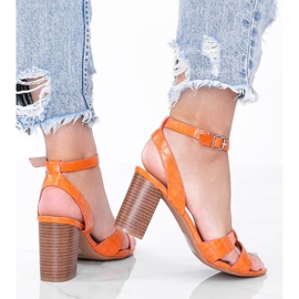 Orange sandaler på stolpen af ​​Phoebo 2