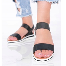 Sorte sandaler på en tyk Cro -sål 1