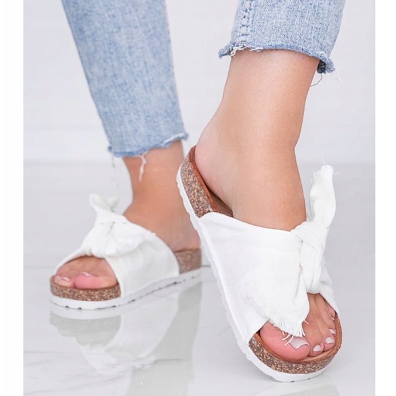 Hvide sandaler på Martenn korksål 1