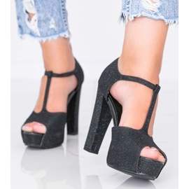 Skinnende sorte pumps på Elissa -stolpen 1