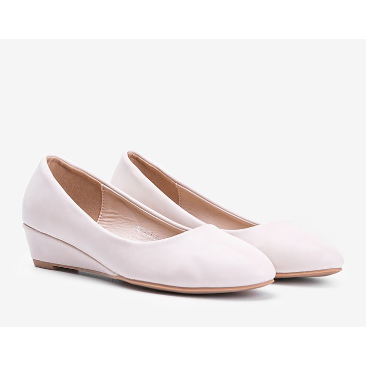 Beige pumps på Adiess lavkilehæl 1