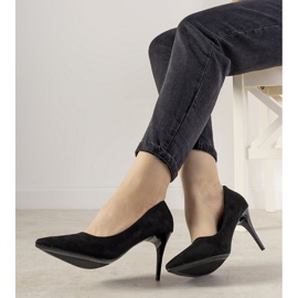 Sorte pumps på Elianas lave hæl 1