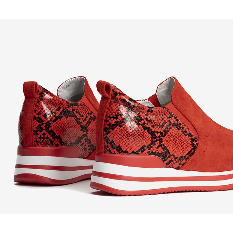 Røde sneakers på Infinitale -kilen 1
