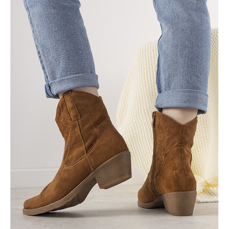 Brune damestøvler med en Tello Cruz cowboy accent 1