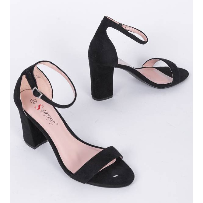 Sorte sandaler på Bethany -stolpen 1