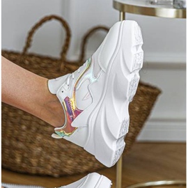 Hvide sneakers med Mitsuko -dekorationer 2