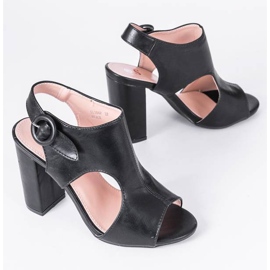 Sorte sandaler på Caitlin -stolpen 1
