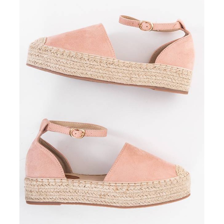 Lyserøde espadriller på sommerplatformen 1