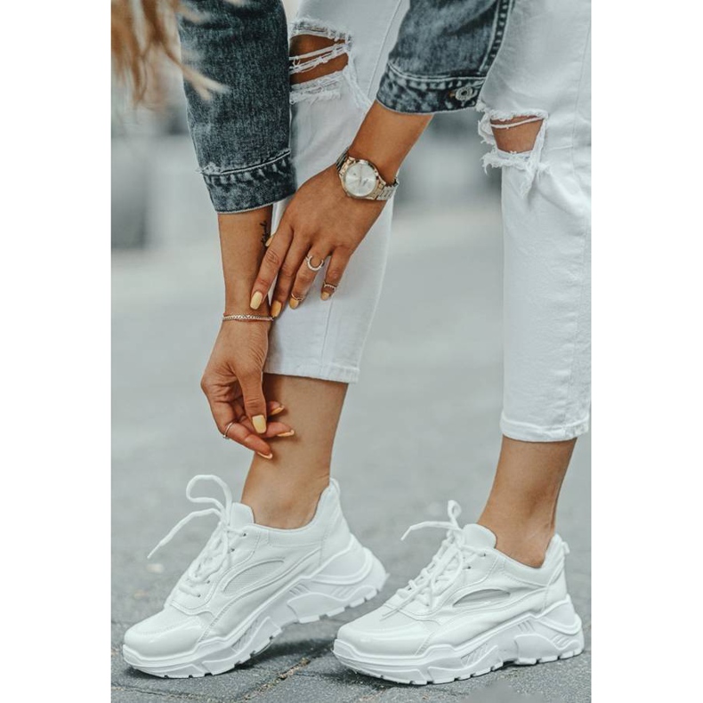 Hvide sneakers på Serena -platformen 1