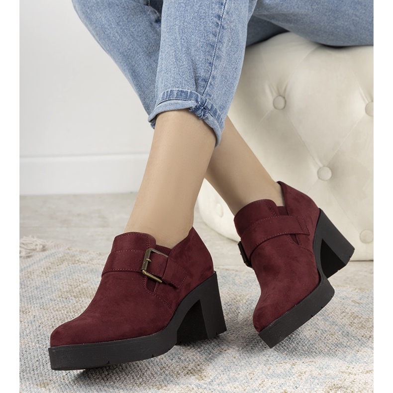Maroon brogues på posten som Leonie rød 2