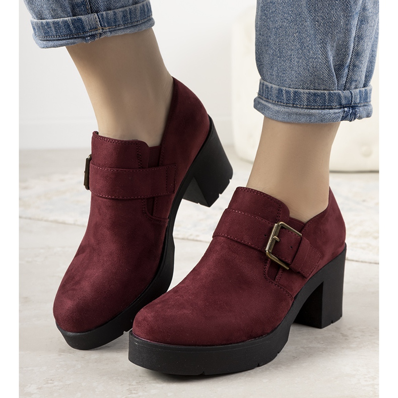 Maroon brogues på posten som Leonie rød 1