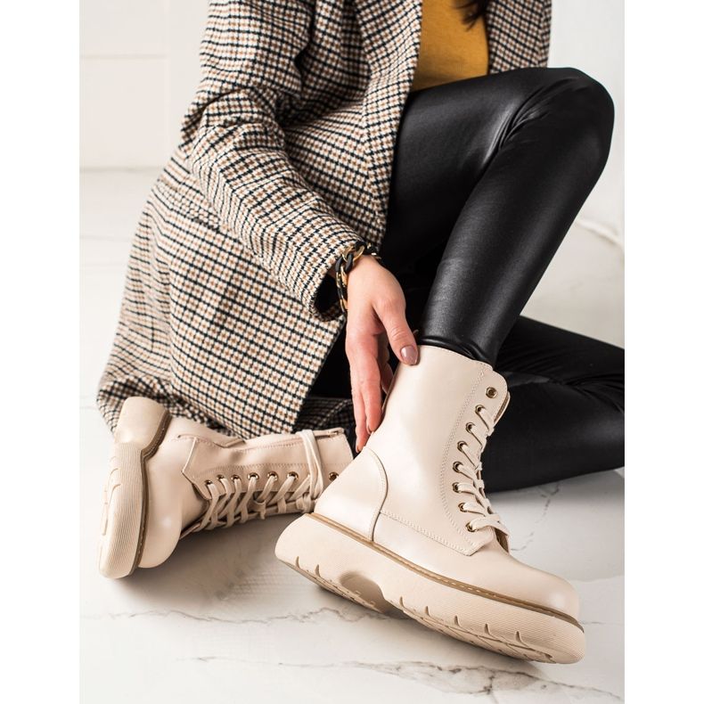 TRENDI Beige tasker på platformen 1