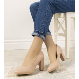 Nøgenpumper på Unos-posten beige 1
