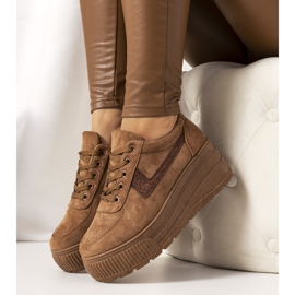 Brune sneakers med høj botanisk sål 1