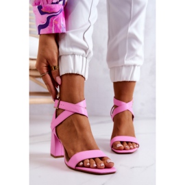 FB2 Elegante lyserøde Michele-sandaler på en bar 1