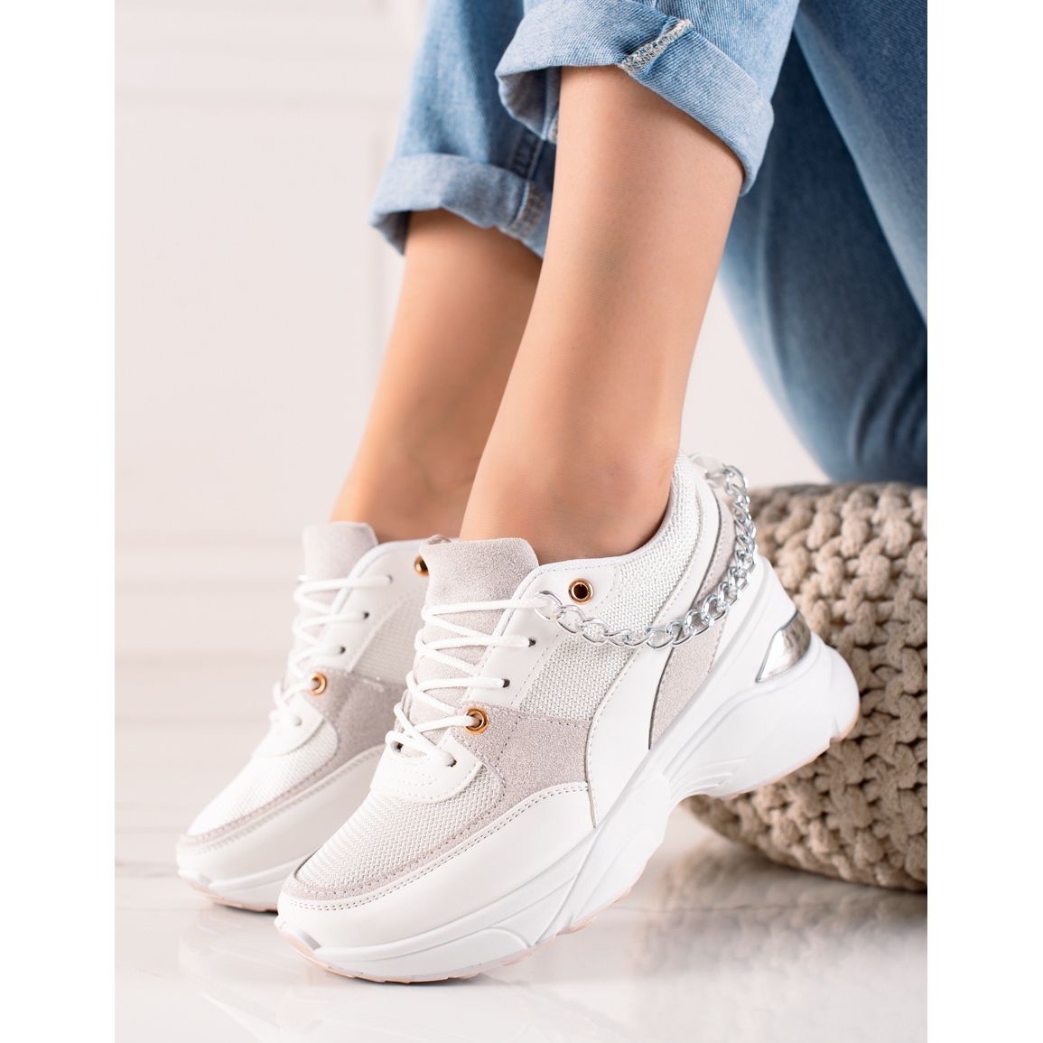 Ideal Shoes Sneakers med kæde hvid - KeeShoes