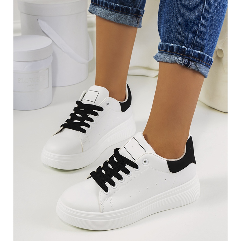Sorte og hvide sneakers på Justar platformen 1