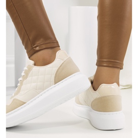 Beige sneakers på Gasperi platformen 1