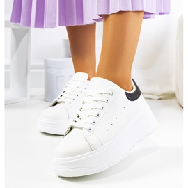 Hvide sneakers på en høj Lelica platform 1