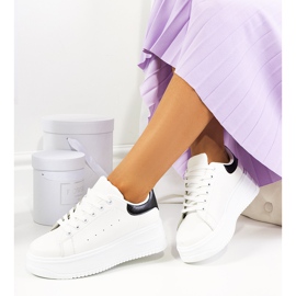 Hvide sneakers på en høj Lelica platform 2