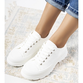 Hvide sneakers på en chunky Prenzel-sål 1