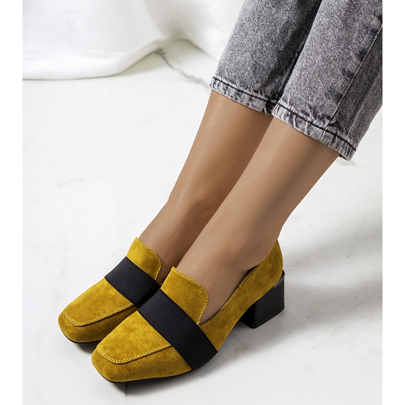 Gule brogues på Arden-posten sort 1