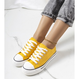 Gule sneakers på Wessel platformen 1