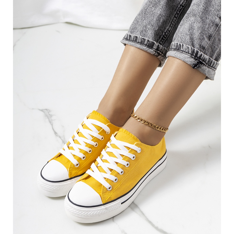 Gule sneakers på Wessel platformen 1