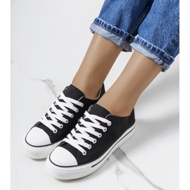 Sorte sneakers på Wessel platformen 2