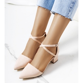 Beige pumps på Hyde stolpen 1