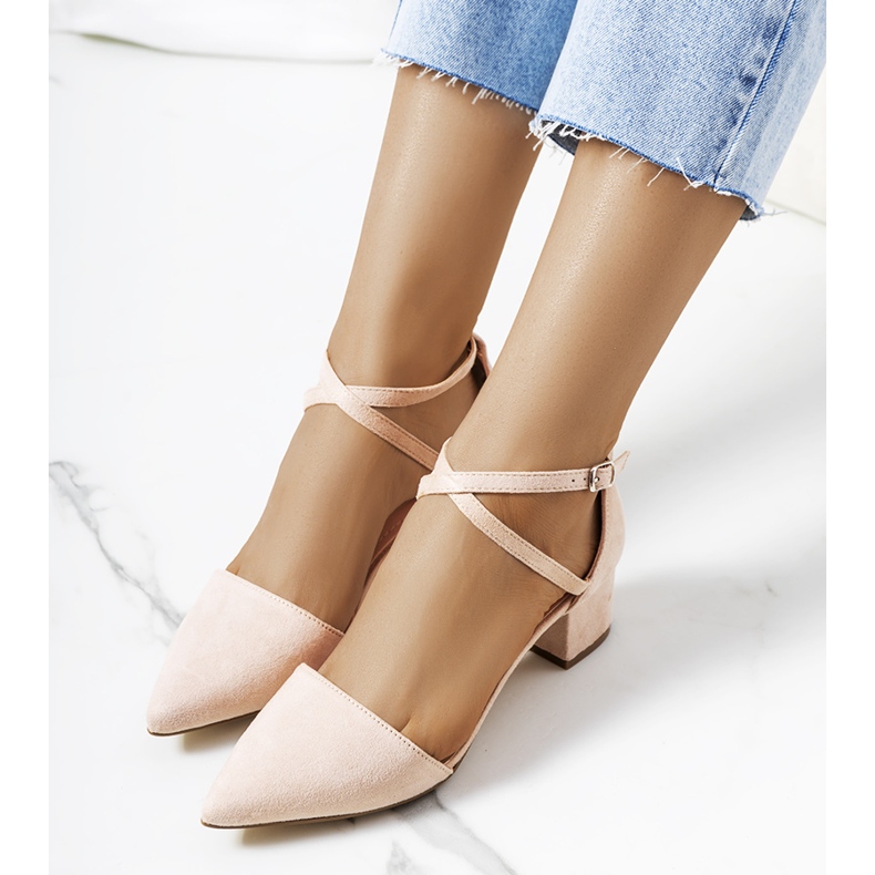 Beige pumps på Hyde stolpen 1