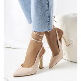 Beige pumps med snøre på Lotti-stolpen 1
