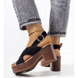 Sorte sandaler på Kapel-platformen 2