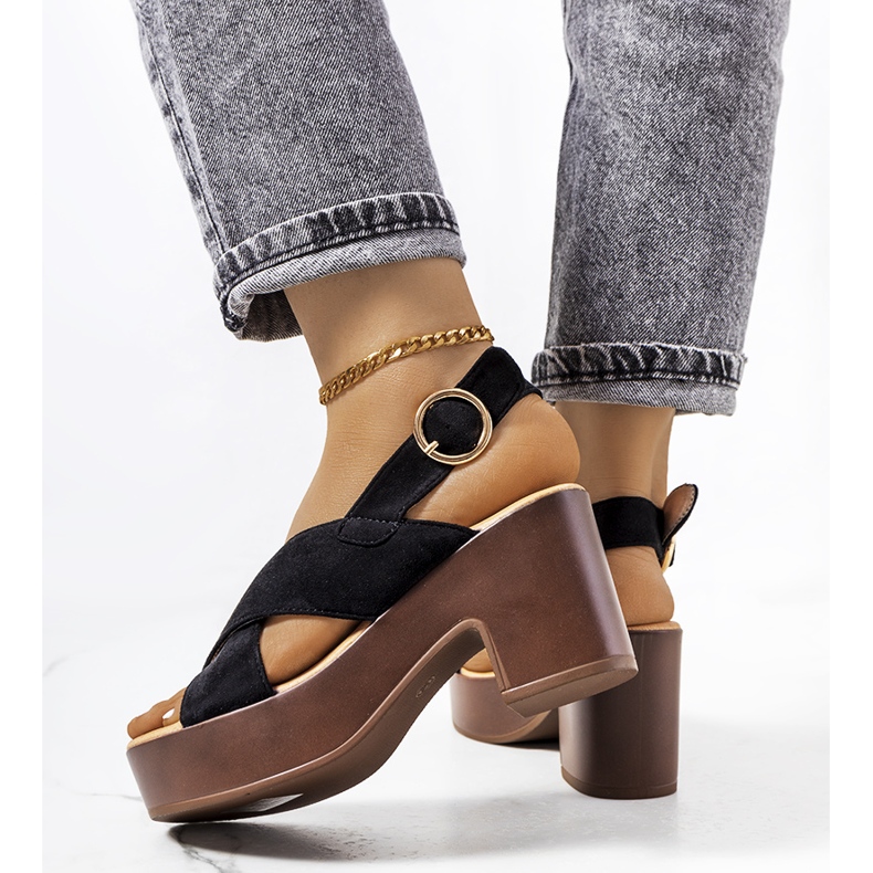 Sorte sandaler på Kapel-platformen 2
