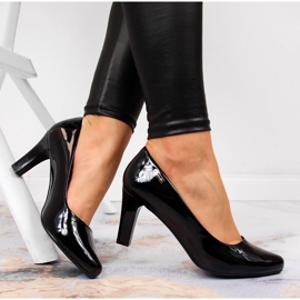 Sorte pumps, lakeret stolpe af Sergio Leone 1