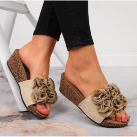 Kvinders beige kile hjemmesko med blomster eVento 1