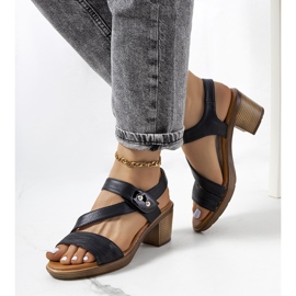 Sorte sandaler på Ewert-stolpen 1