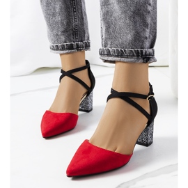 Røde og sorte pumps på Kittie-stolpen 1