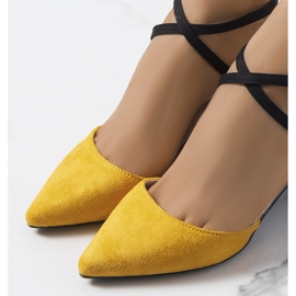 Gule og sorte pumps på Kittie-posten 1