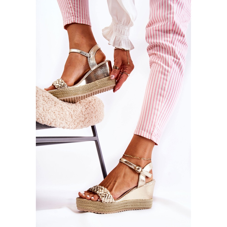 FB2 Suede sandaler på en gylden Gabriela kile beige 1