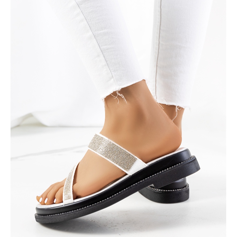 Hvide sandaler på Ossel platformen 2