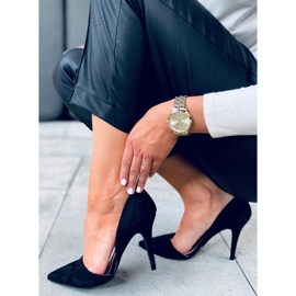 Pumps på en Carrie Black stilethæl sort 1