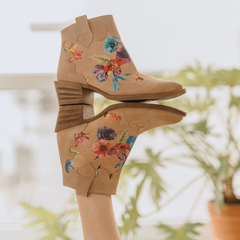 Marco Shoes Beige støvler lavet af naturlig ruskind med blomsterprint 1