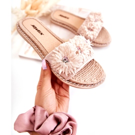 Beige flip-flops til kvinder med stofblomster 1