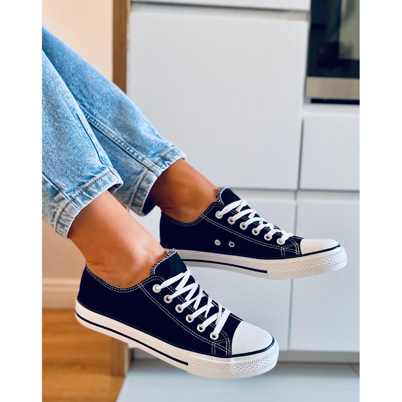 Basic sorte klassiske sneakers til kvinder 1